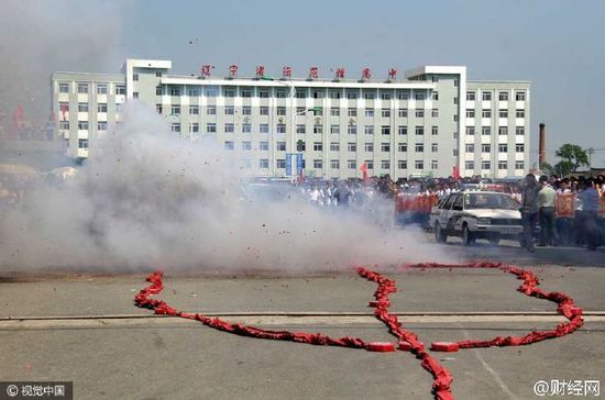 遼寧連21年百里送考 數(shù)萬鄉(xiāng)親放
