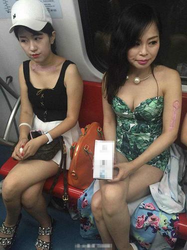 女子地鐵上拿安全套當(dāng)面膜 被指低俗營(yíng)銷(圖)