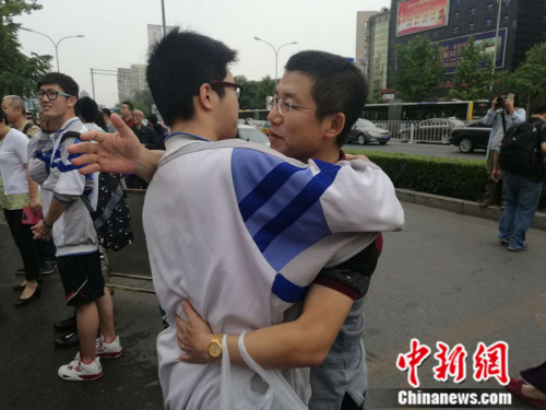 2016年6月7日早，人大附中考點外，一名考生進考場前與家長擁抱。 張尼 攝