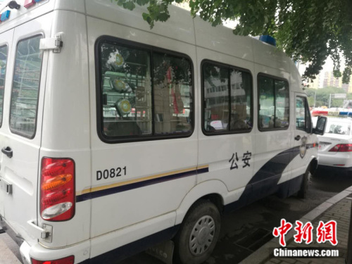 6月7日，人大附中考點外，警車正待命。 張尼 攝