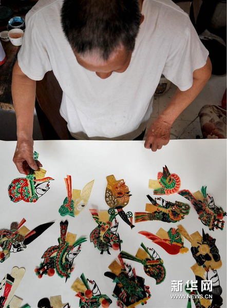 6月5日，張奎老人在家中展示制作的皮影