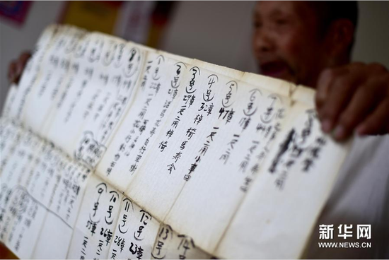 6月5日，張奎老人展示20多年前制作皮影的訂單