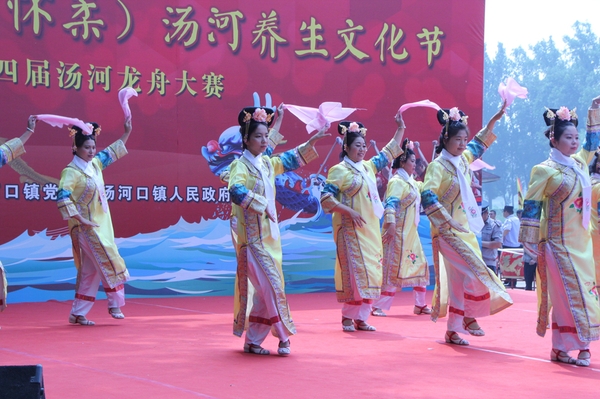 1、開幕式上湯河藝術團表演的滿族舞蹈《清風響玲》