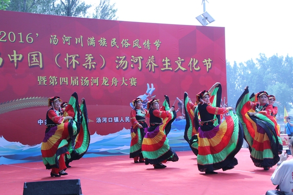6、泉河街道群星藝術(shù)團(tuán)表演的舞蹈《紅紅火火》