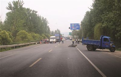 今年5月15日，在南京浦口花旗104國(guó)道寧淮高速高架橋下發(fā)生了一起車(chē)禍，19歲的男子羅某無(wú)證駕駛?cè)喥?chē)出事故致摩托車(chē)司機(jī)身亡，母親莊某愛(ài)子心切，為兒頂包，試圖“蒙混過(guò)關(guān)”，卻沒(méi)有逃過(guò)辦案民警的火眼金睛，最終被浦口交警識(shí)破。目前，羅某因涉嫌交通肇事逃逸已被刑事拘留。