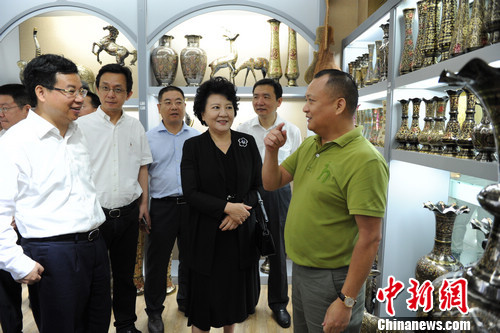 圖為中國國務(wù)院僑辦主任裘援平在浙江義烏國際商貿(mào)城調(diào)研考察。張茵 攝