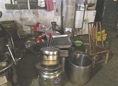 　作坊內(nèi)凌亂的餐具，衛(wèi)生條件堪憂