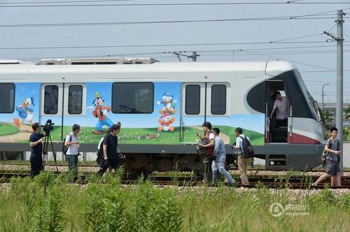 2016年6月14日，上海地鐵迪士尼主題列車在地鐵川楊河基地正式亮相，該車身及車廂內(nèi)部噴有迪士尼經(jīng)典卡通人物形象，包括米老鼠、唐老鴨等，該主題列車將于16日中午正式運(yùn)行。賴鑫琳 攝