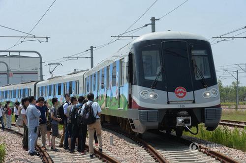 列車吸引了很多媒體記者圍觀。