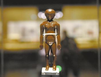 成都市博物館展出的鎮(zhèn)館之寶，西漢的人體經(jīng)穴漆木俑