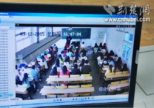 據(jù)了解，去年3月，武昌理工學院投資600余萬建設(shè)的校園監(jiān)控系統(tǒng)投入使用，實現(xiàn)了對整個校園，每一間教室、實驗室，每一棟建筑樓的無縫全覆蓋。高清晰的監(jiān)控視頻可實時將課堂上的情況一目了然，教師坐著上課或者照本宣科，學生遲到早退、玩手機、睡覺等違紀情況都會被查課教師記錄在案，查實后將按校規(guī)處理或通報批評。