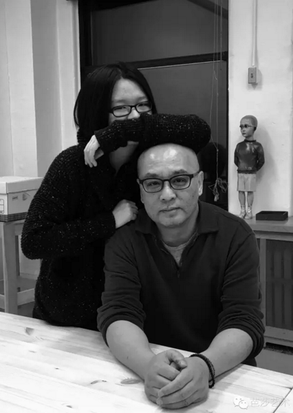 張曉剛與女兒，2016年元月于紐約工作室