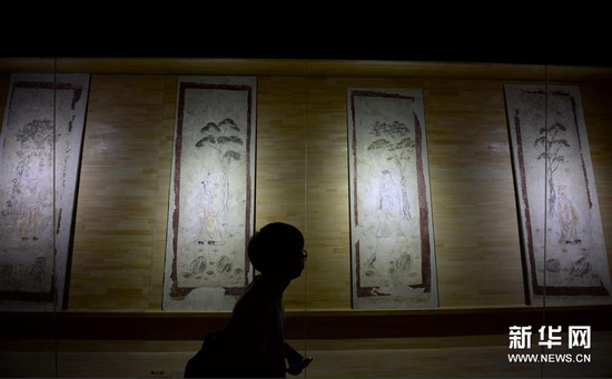 6月21日，觀眾觀看唐韓休墓壁畫《高士圖》