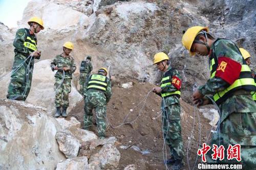 圖為平樂縣山體坍塌救援現(xiàn)場。 李斌 攝