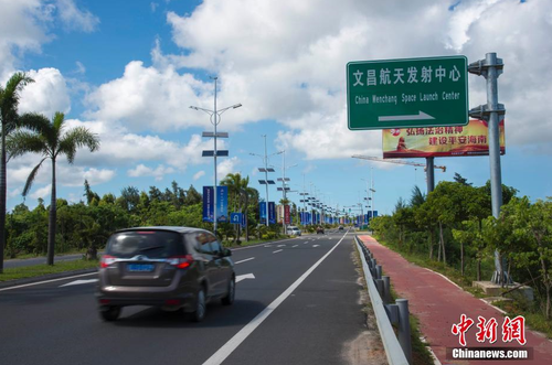 6月24日，文昌航天發(fā)射中心的路牌矗立在海南省文昌市旅游大道旁。長征七號運載火箭發(fā)射日期臨近，中國首個濱海航天發(fā)射中心——文昌航天發(fā)射場所在地海南省文昌市龍樓鎮(zhèn)將迎來“首發(fā)”，中國的“卡納維拉爾角”正揭開神秘面紗。中新社記者 駱云飛 攝
