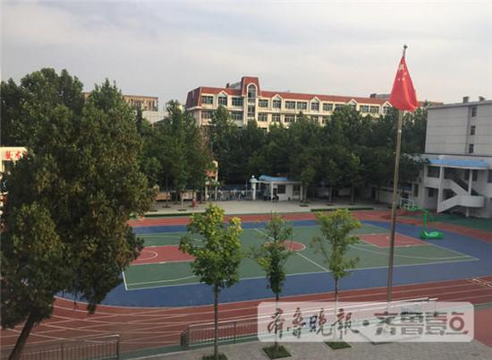 山東農(nóng)業(yè)大學(xué)附屬學(xué)校的新跑道建成不足一年。 齊魯晚報·齊魯壹點 記者 趙興超 攝