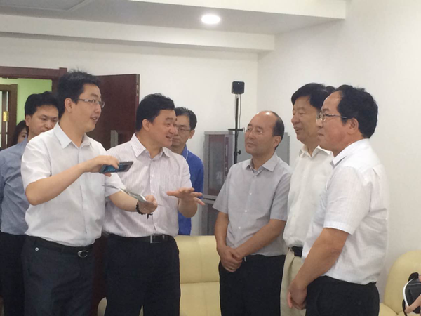 （二）新華社副社長(zhǎng)劉思揚(yáng)（），全國(guó)政協(xié)委員、國(guó)家質(zhì)檢總局原副局長(zhǎng)、中國(guó)檢驗(yàn)檢疫學(xué)會(huì)會(huì)長(zhǎng)魏傳忠（右二）在新華網(wǎng)參觀、交流。梓涵攝影