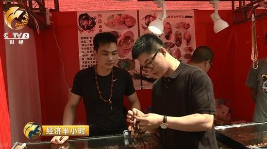 曹荻明打理著家里的一家老字號(hào)的文玩店，幾乎每個(gè)潘家園的集日他都會(huì)來(lái)逛逛，有時(shí)是為了撿漏、進(jìn)貨，更多的時(shí)候是為了感受一下市場(chǎng)的行情。