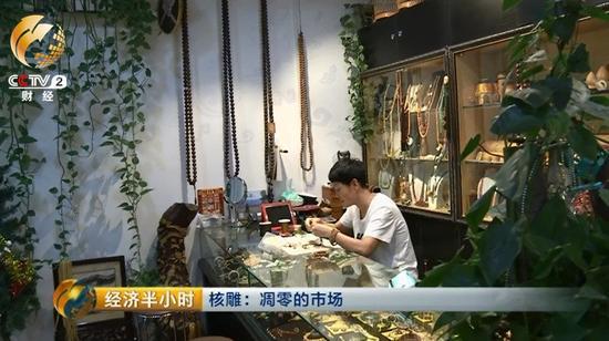這家店的老板娘十多年前就開(kāi)始做橄欖核生意，也幸運(yùn)地趕上了橄欖核從不為人知到坐地升值的行情。