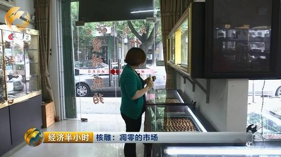 一個(gè)上午，阿杜的店里都沒(méi)有幾個(gè)人上門(mén)，阿杜告訴我們，從去年開(kāi)始，這種情形就已經(jīng)是家常便飯了。