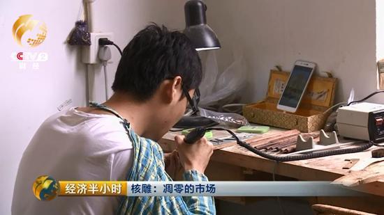 不僅是其它行業(yè)的工匠轉(zhuǎn)行做核雕，連原來(lái)沒(méi)有任何手藝的外行人也紛紛開(kāi)始雕刻橄欖核。