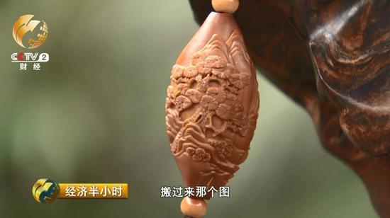 傳統(tǒng)的橄欖核作品往往只有人物，他現(xiàn)在在作品上增加了風(fēng)景和動(dòng)物等元素，同時(shí)也在研究借鑒竹雕、木雕的刀法來(lái)把橄欖核雕刻得更加細(xì)致。