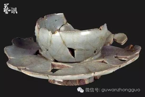 南宋修內(nèi)司官窯盞托。