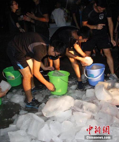 圖為學(xué)生們?cè)谘b冰塊。