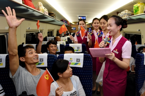 新華社照片，福州，2016年6月30日
    列車上的主題黨日
    6月30日，福州客運(yùn)段黨員和入黨積極分子在車廂里進(jìn)行黨史知識競答。
　　當(dāng)日，南昌鐵路局福州客運(yùn)段組織黨員和入黨積極分子，在閩西革命老區(qū)龍巖至北京的列車上開展“我服務(wù)，我奉獻(xiàn)”主題黨日活動(dòng)，喜迎中國共產(chǎn)黨95歲生日。
    新華社記者 張國俊 攝