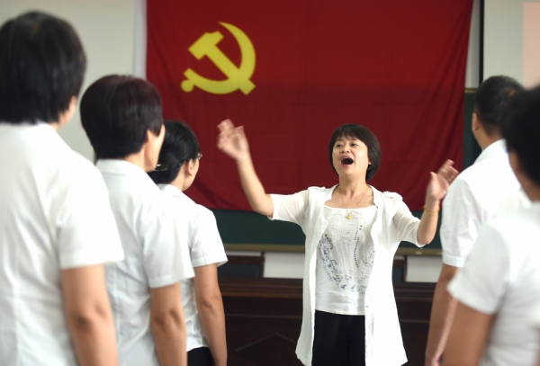 新華社照片，大廠（河北），2016年6月30日
    巡回黨課迎“七一”
    6月30日，在河北省大廠回族自治縣大廠二中舉辦的“巡回宣講堂”上，參加培訓(xùn)的黨員教師在合唱歌曲《沒有共產(chǎn)黨就沒有新中國》。
    在“兩學(xué)一做”學(xué)習(xí)教育中，河北省大廠回族自治縣針對(duì)機(jī)關(guān)事業(yè)單位黨組織、農(nóng)村社區(qū)黨組織、非公企業(yè)黨組織開辦“巡回宣講堂”，組織宣講團(tuán)教師和宣講助學(xué)員，通過集中、巡回和分散式相結(jié)合的形式開展宣講，力求深入到全縣每一個(gè)角落，實(shí)現(xiàn)宣講工作全覆蓋。
    新華社記者 李曉果攝