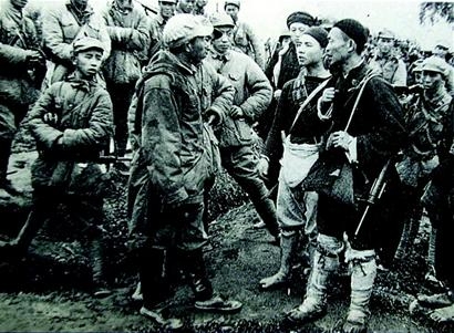 游擊隊員向解放軍報告敵人動向