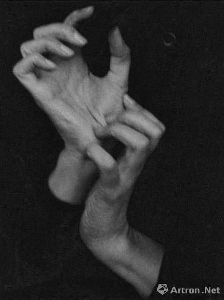 Alfred Stieglitz 《Georgia O’Keeffe （Hands） 》（1919），2006年2月在紐約蘇富比拍賣會拍得147萬美元。