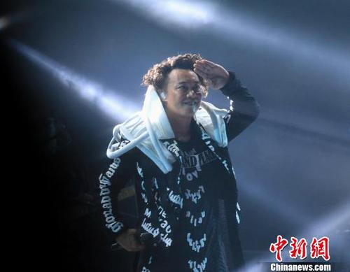向歌迷致敬。　李辰祥　攝