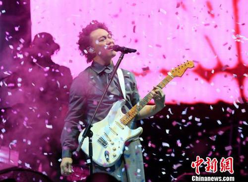 當晚，陳奕迅還演唱《十年》、《好久不見》等代表歌曲，嗨翻現(xiàn)場歌迷?！±畛较椤z