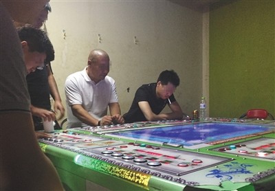 回龍觀西大街一電玩城暗室內(nèi)，幾名玩家坐在賭博機前押分，這里的輸贏遠(yuǎn)高于捕魚機。