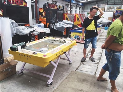 位于西五環(huán)園博園附近的賭博機(jī)廠家，院內(nèi)擺滿了各種捕魚(yú)機(jī)。