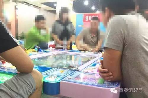 6月28日，回龍觀西大街某電玩城，幾名男子坐在捕魚機前，每把輸贏至少數(shù)千元。