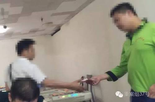 回龍觀西大街某電玩城，一男子賭贏之后，工作人員將賭金交與該男子，男子稱今天已經(jīng)輸了3萬多。