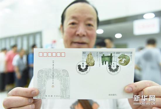7月13日，浙江杭州一名集郵愛好者展示《殷墟》特種郵票首日封。