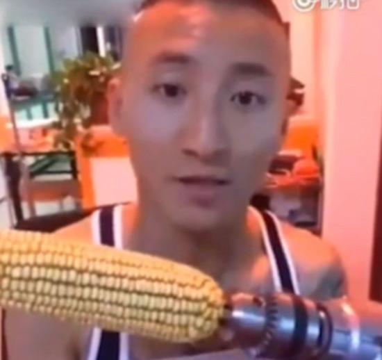 近日一名男子接受了網(wǎng)絡(luò)上風(fēng)靡一時(shí)的“電鉆吃玉米”挑戰(zhàn)。在他發(fā)布的視頻里，男子在幾秒內(nèi)“啃”完了玉米棒，但在玉米棒還沒(méi)吃完時(shí)，他的門牙先掉了。編譯/熊婉君DIV