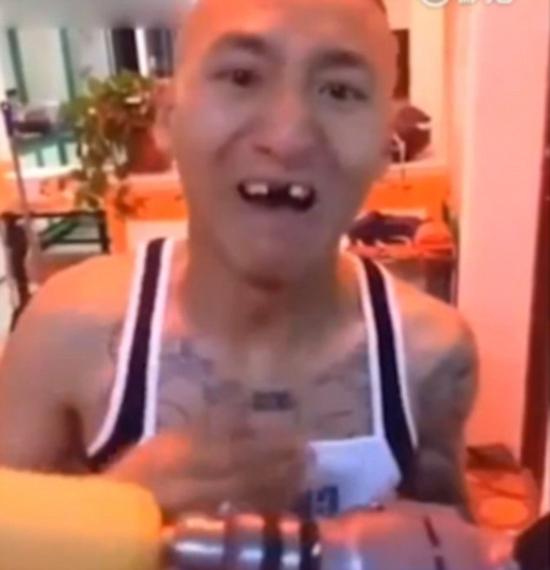 在他挑戰(zhàn)幾秒后，不等不停下，并對(duì)著鏡頭表示他的門牙掉了。這段視頻被分享在微博上，網(wǎng)友留言表示：“猜到了開頭沒(méi)猜到結(jié)尾。”