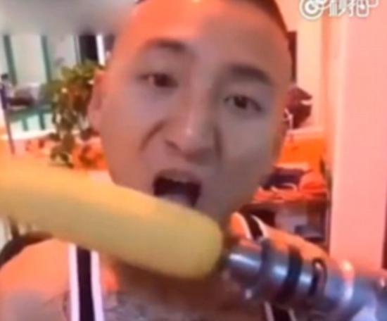 在之前的“電鉆吃玉米”挑戰(zhàn)中，有一名女子在挑戰(zhàn)時(shí)被電鉆卷掉了頭發(fā)。社交媒體的用戶對(duì)這個(gè)挑戰(zhàn)產(chǎn)生了爭(zhēng)議，表示“太不安全了?！? style=