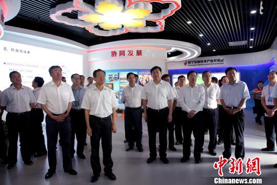 圖為嘉賓參觀南寧·中關(guān)村協(xié)同創(chuàng)新展示中心?！钪拘?攝