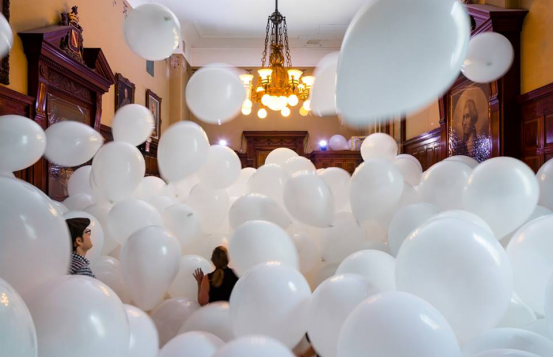 Work No。 2497 ‘Half The Air in a Given Space’ fromMartin Creed‘s summer installation THE BACK DOOR at Park Avenue Armory， June 8 - August 7， 2016。 （Photo： James Ewing）
