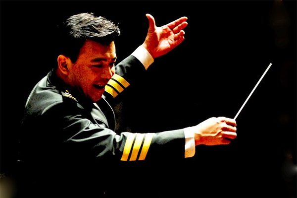 “跳動的指揮棒”———全情投入、激情飛揚的張海峰。