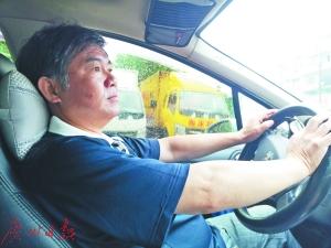 從鋼鐵工人轉(zhuǎn)型成網(wǎng)約車司機(jī)的張師傅。