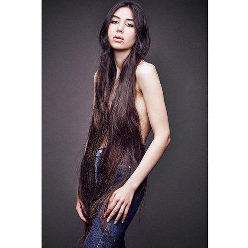 英國《太陽報(bào)》報(bào)道，美國加州一位19歲女孩留長發(fā)5年未剪，垂下來幾乎可以當(dāng)作“衣服”穿。她在社交網(wǎng)絡(luò)Instagram上擁有很高的人氣，賬號名為“卡什夫人”，被粉絲們稱為現(xiàn)實(shí)中的“長發(fā)公主”。