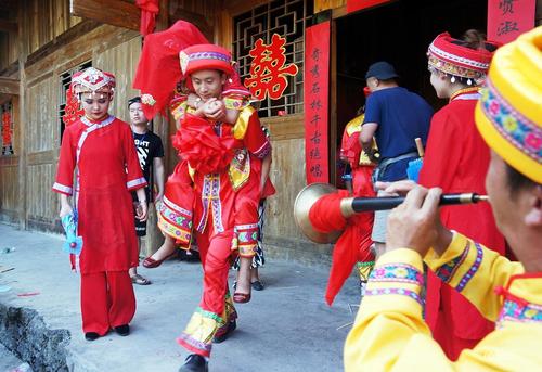 2016年8月13日，一年一度的土家族特色相親節(jié)--恩施女兒會舉行，超過8萬人觀看了土家族特色的定親儀式、迎親儀式和婚禮儀式。被譽為“東方情人節(jié)”的女兒會，是土家族人民自己的七夕節(jié)，距今已有數(shù)百年的歷史。萬李 蔣盼