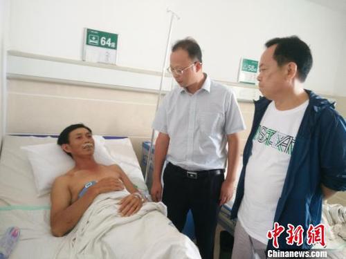 市縣領(lǐng)導(dǎo)看望傷員?！〉揽h供圖 攝