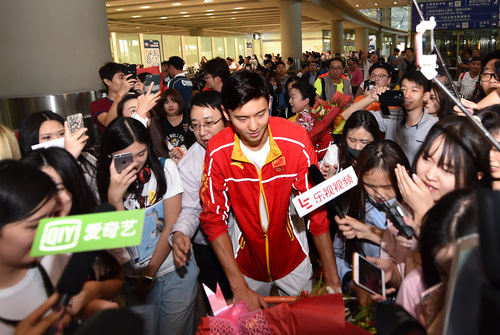 8月16日，中國游泳隊(duì)結(jié)束里約奧運(yùn)征程抵京。圖為寧澤濤被媒體和粉絲圍堵。記者 齊波 攝
